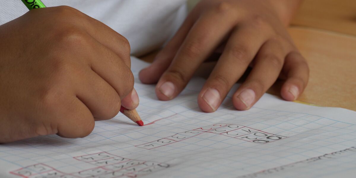 Primer plano de la mano de un niño sujetando un lápiz para escribir